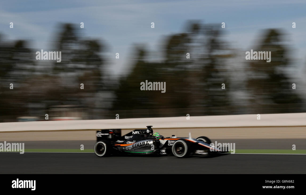 Force India's Nico Hulkenberg durante el tercer día de pruebas antes de la temporada de Fórmula 1 2016 en el Circuit de Catalunya, Barcelona. Foto de stock