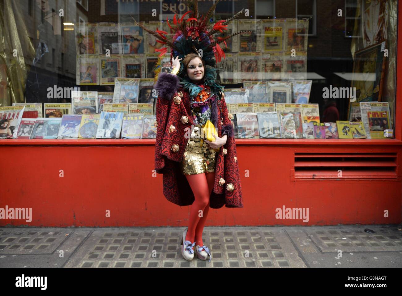 Un devoto de moda posará para una fotografía fuera de Brewer Street Carpark durante el espectáculo Otoño/ Invierno 2016 London Fashion Week en el BFC Show Space, Londres. Foto de stock