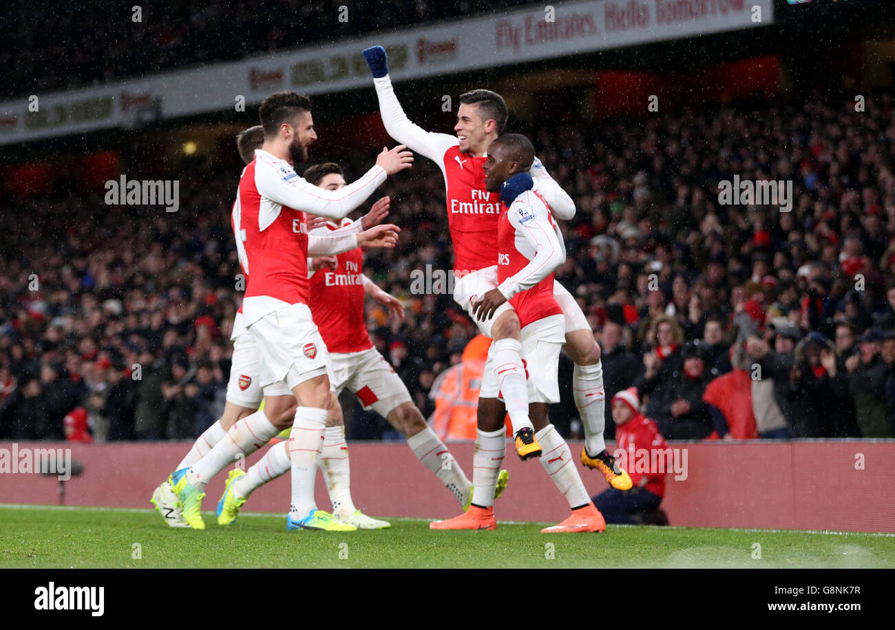 Joel Campbell (derecha) del Arsenal celebra marcar el primer gol de su lado del juego con compañeros de equipo Foto de stock