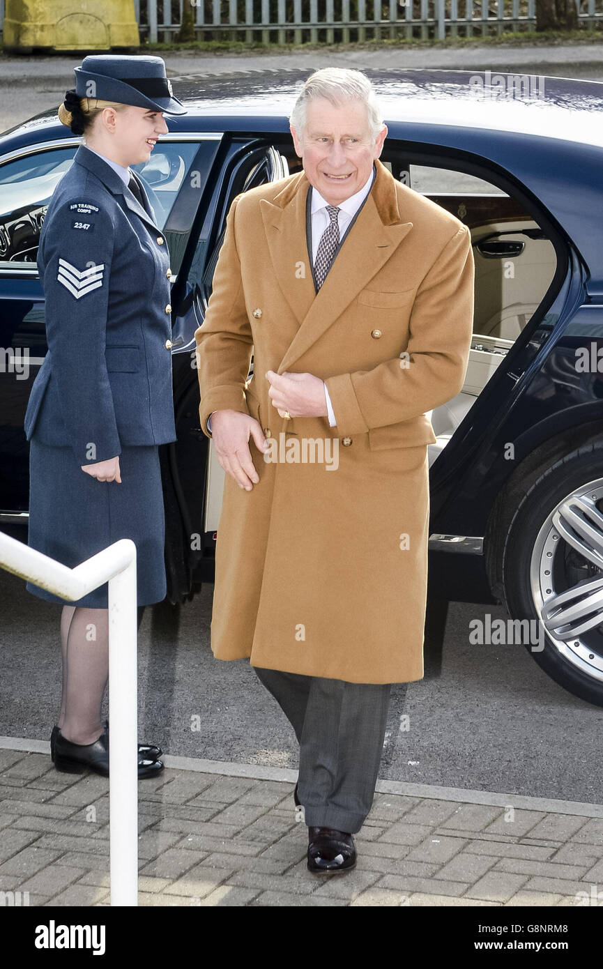 El Príncipe de Gales llega para una visita a Airborne Systems en Llangeinor, Gales. Foto de stock