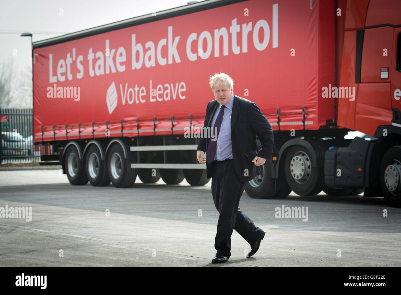 Alcalde de Londres Boris Johnson durante un evento de campaña Vote Leave en la compañía de carga Europa Worldwide en Dartford, Kent. Foto de stock