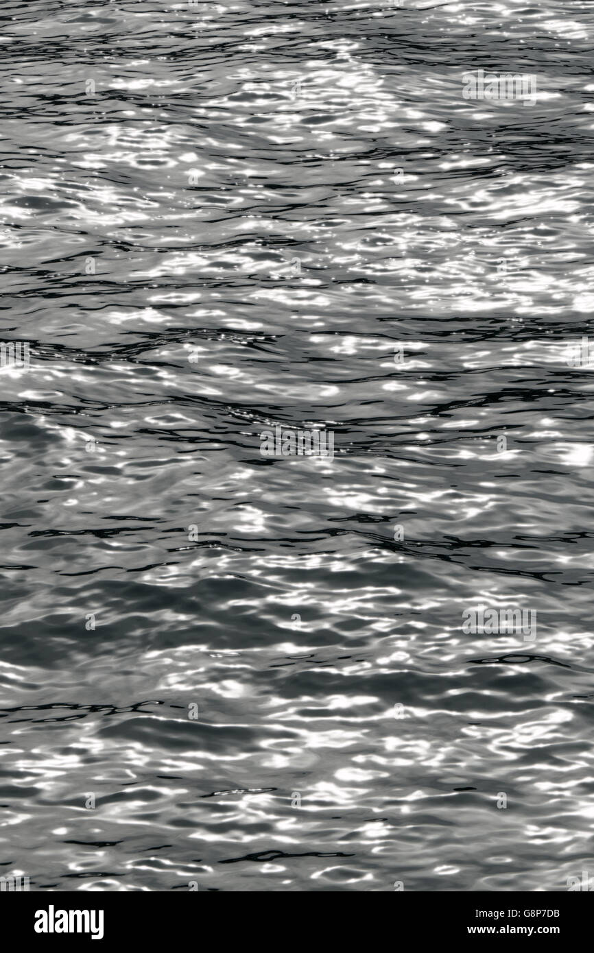 Plateado brillante mar ondulaciones del agua Cerrar detalle. Foto de stock