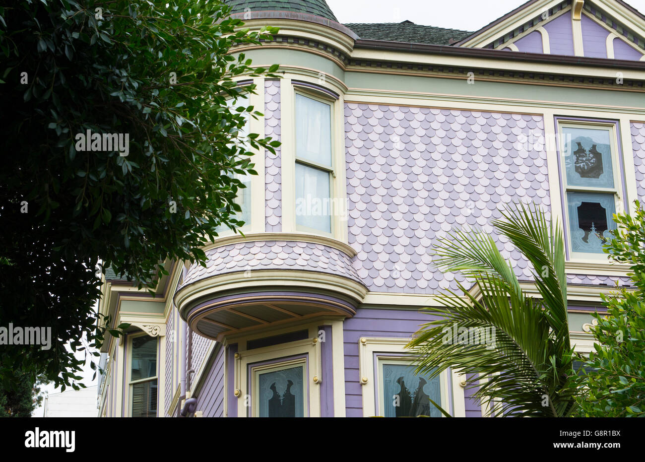 San Francisco California secciones de viejas casas de estilo Victoriano con Windows y el color en la zona de la calle Baker Foto de stock