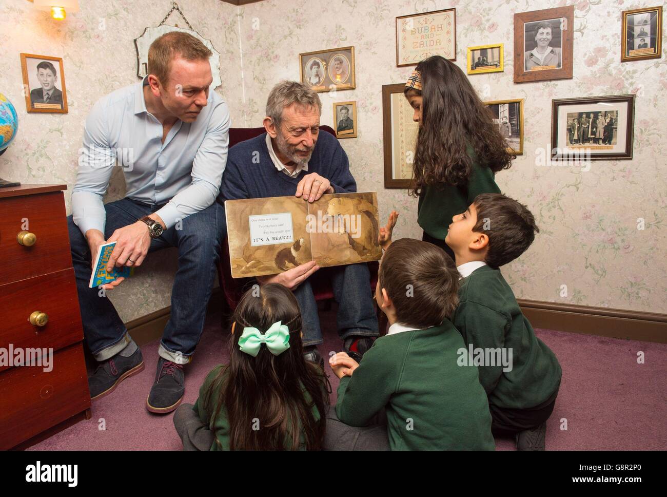 Sir Chris Hoy (izquierda) y Michael Rosen leyeron a los alumnos de la Escuela Primaria Wells en un evento del día Mundial del Libro en el Discover Children's Story Center, en Stratford, al este de Londres. Foto de stock