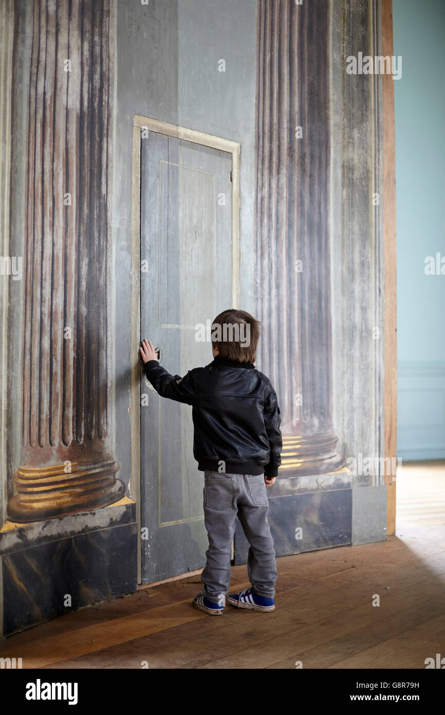 Niño en puerta secreta Foto de stock