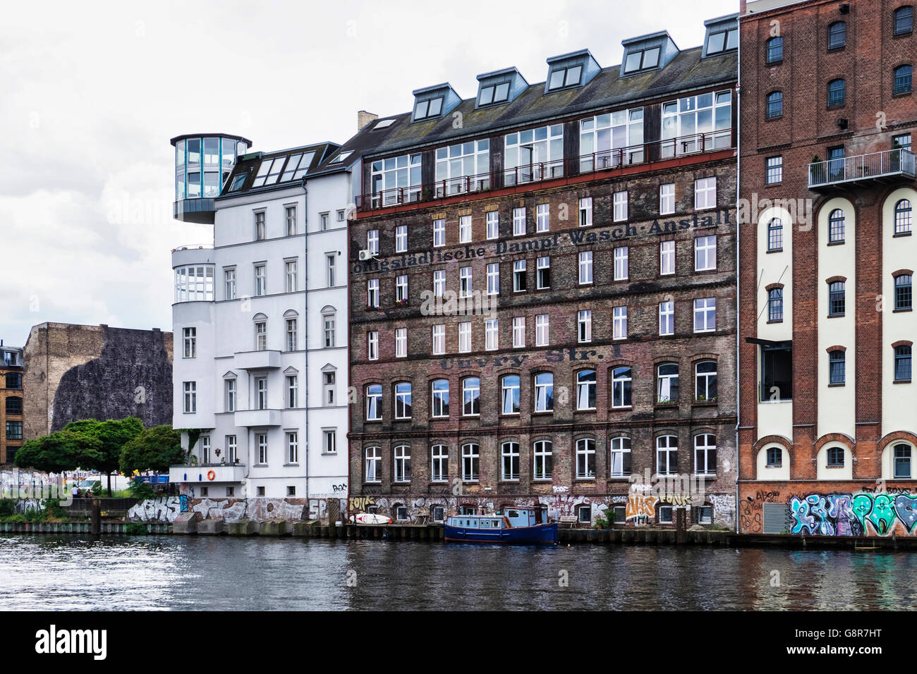 Berlín, Kreuzberg. Histórico y renovados edificios riverside, junto al río Spree. Foto de stock