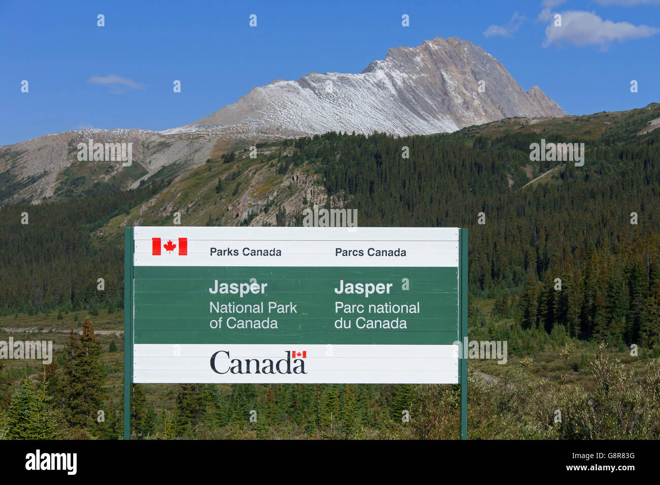 Entrada al Parque Nacional Jasper signo en verano, Alberta, Canadá Foto de stock