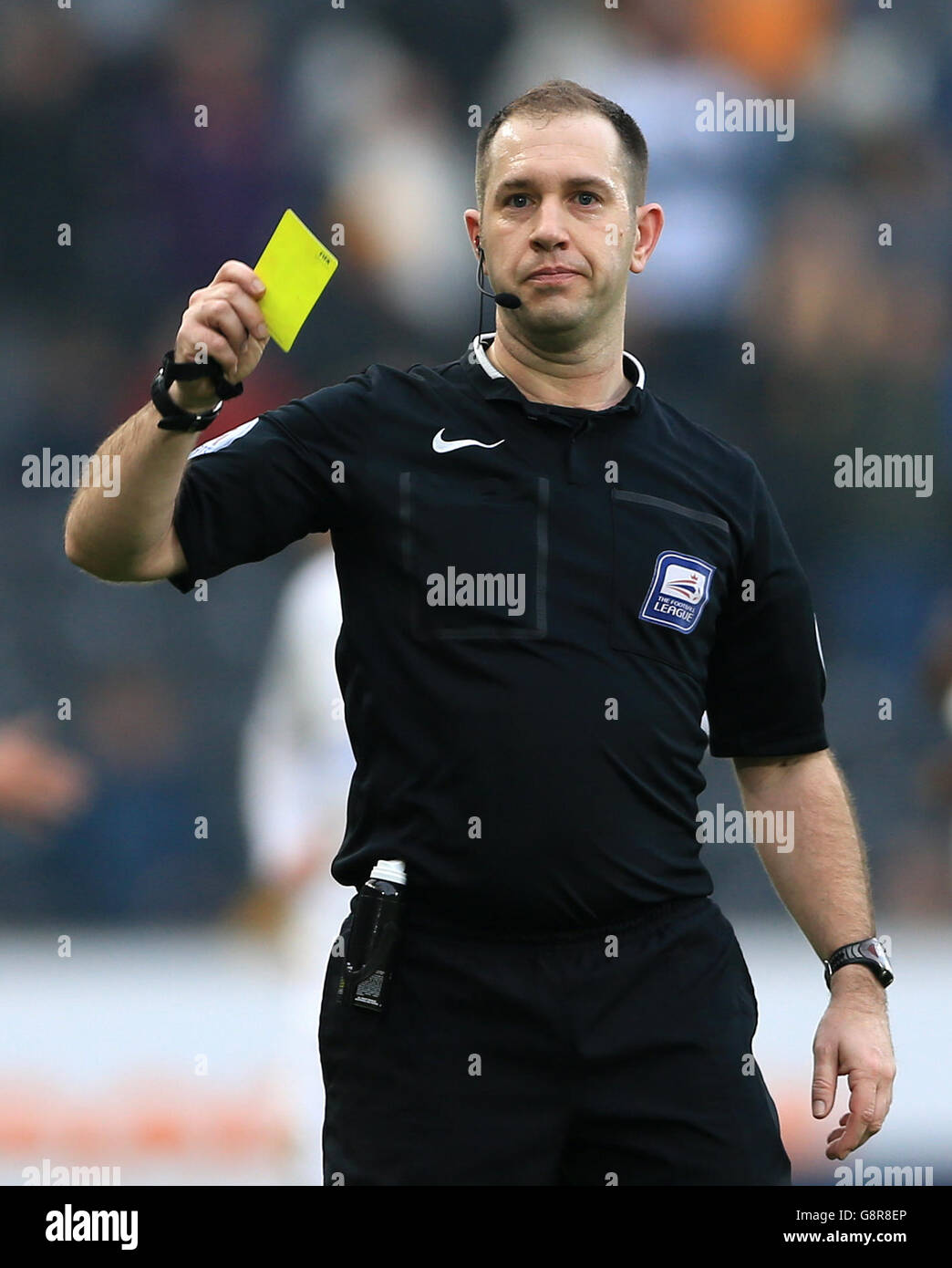 Árbitro de fútbol que hace sonar un silbato y muestra una tarjeta amarilla  aislado sobre fondo blanco Fotografía de stock - Alamy