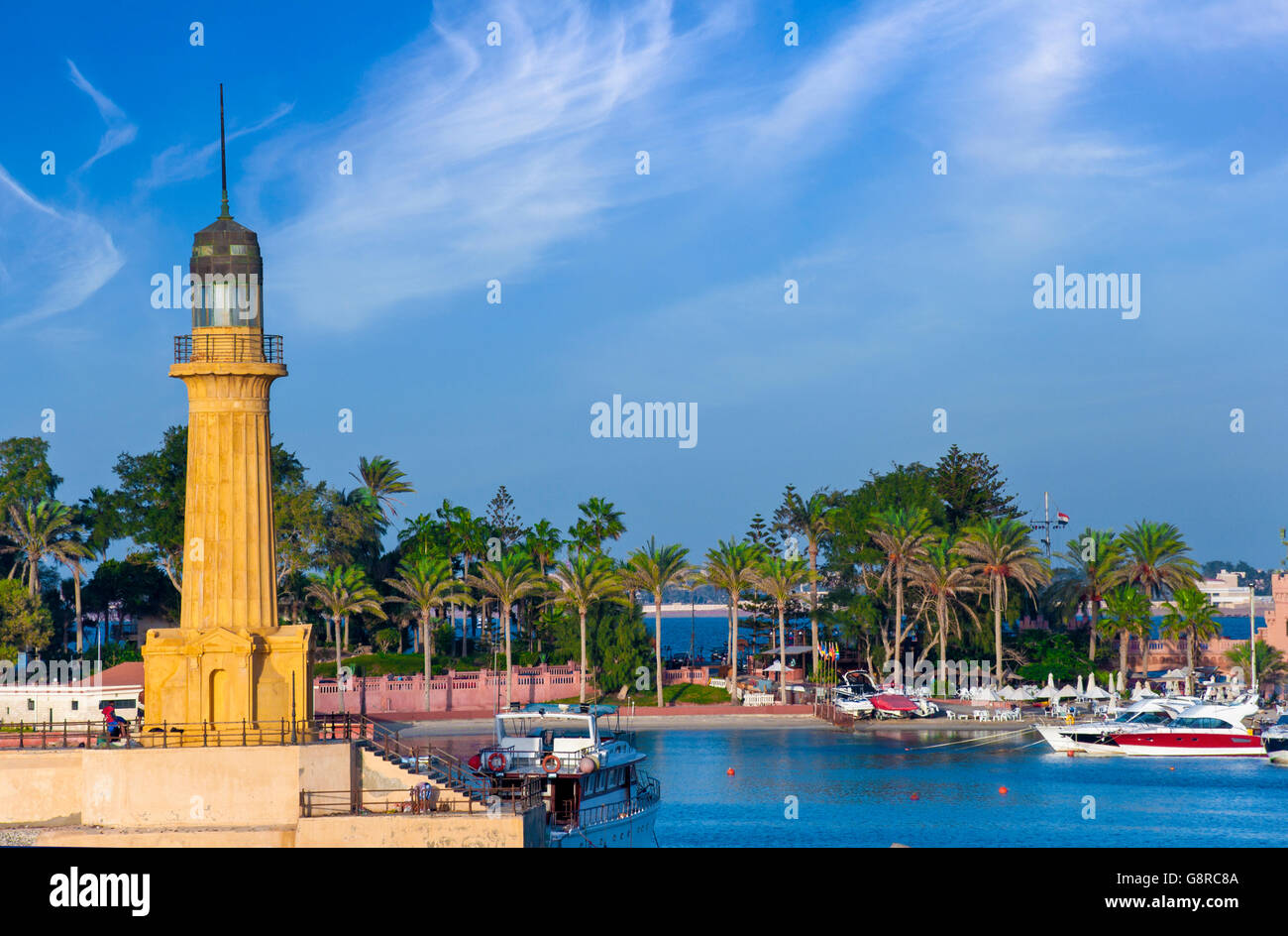 Faro en Bay Shore en Parque Montazah Alejandría Egipto Foto de stock