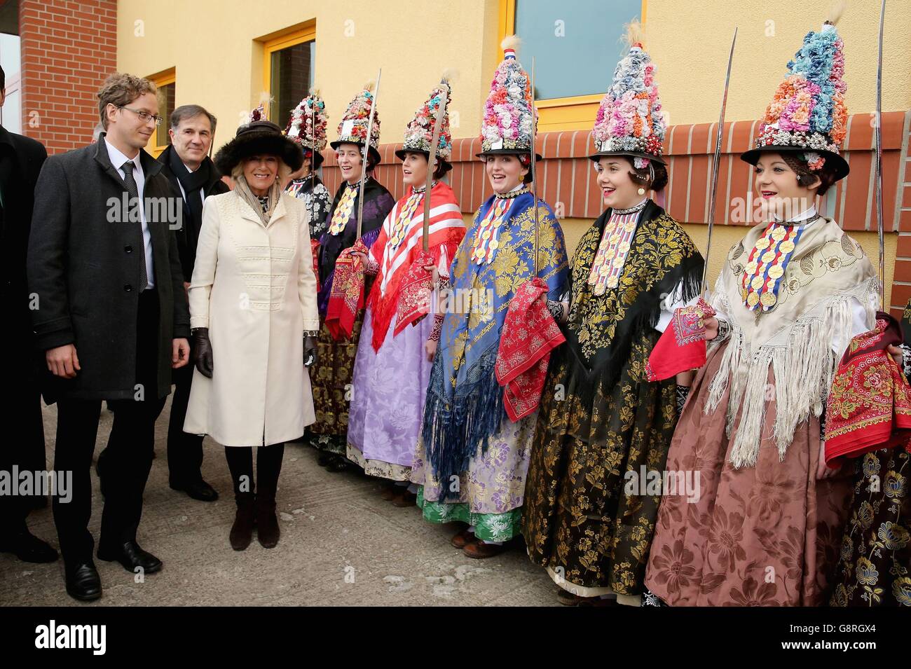 La duquesa de Cornualles se reúne con mujeres vestidos de forma tradicional  mientras visita Dakovo State Stud Farm en Osijek, Croacia, en el segundo  día de su gira por los Balcanes con