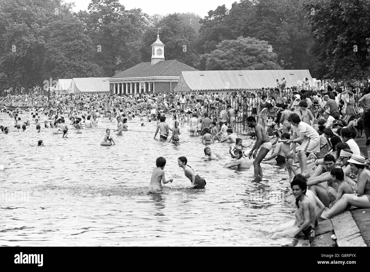 La escena en la Serpentine en Hyde Park de Londres como la ola de calor continuó, con la temperatura de nuevo elevándose en los años ochenta. Foto de stock