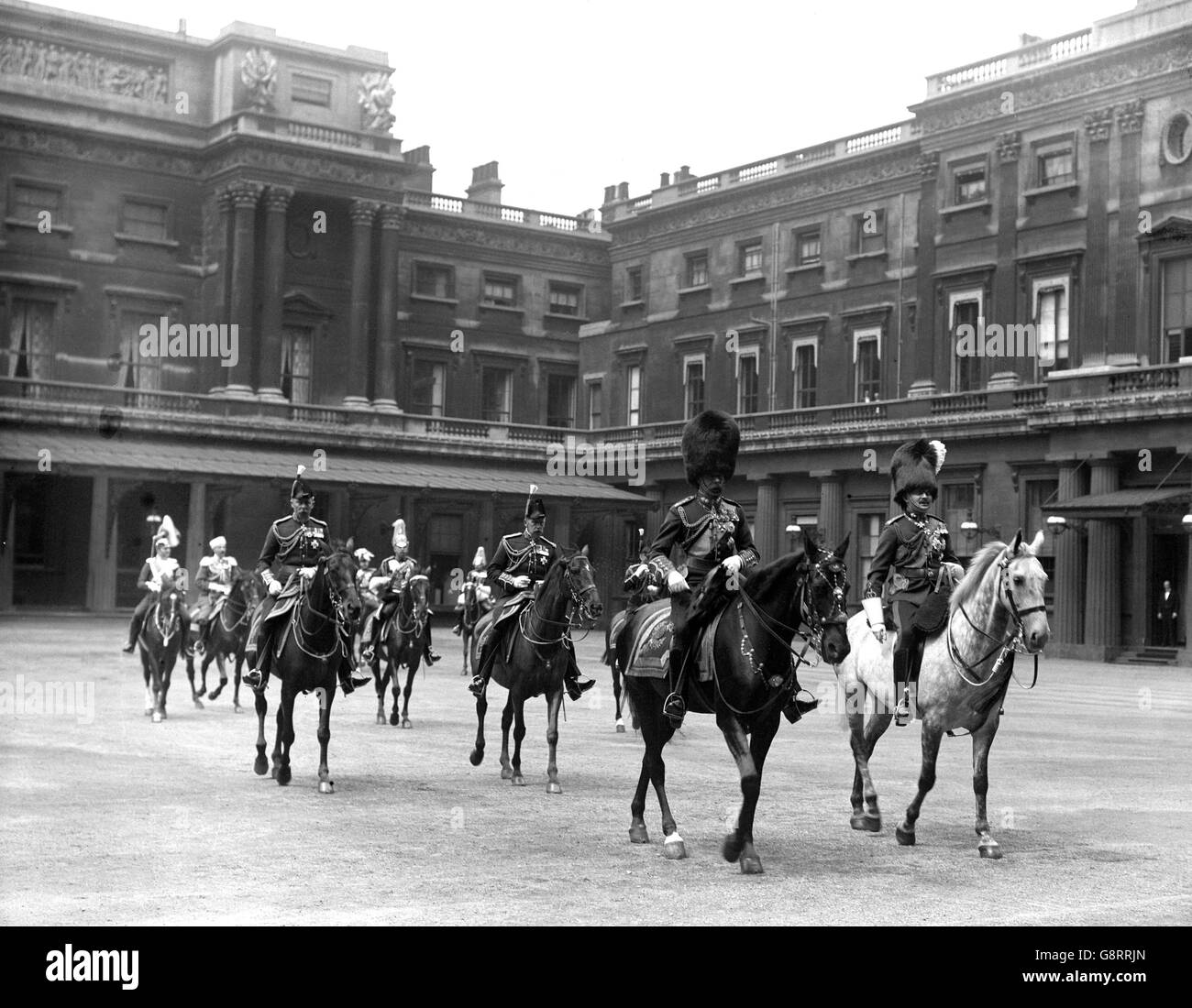 El rey George V y el príncipe Arturo de Connaught pasan por el cuadrilátero del Palacio de Buckingham para la ceremonia de Trooping the Color. Foto de stock