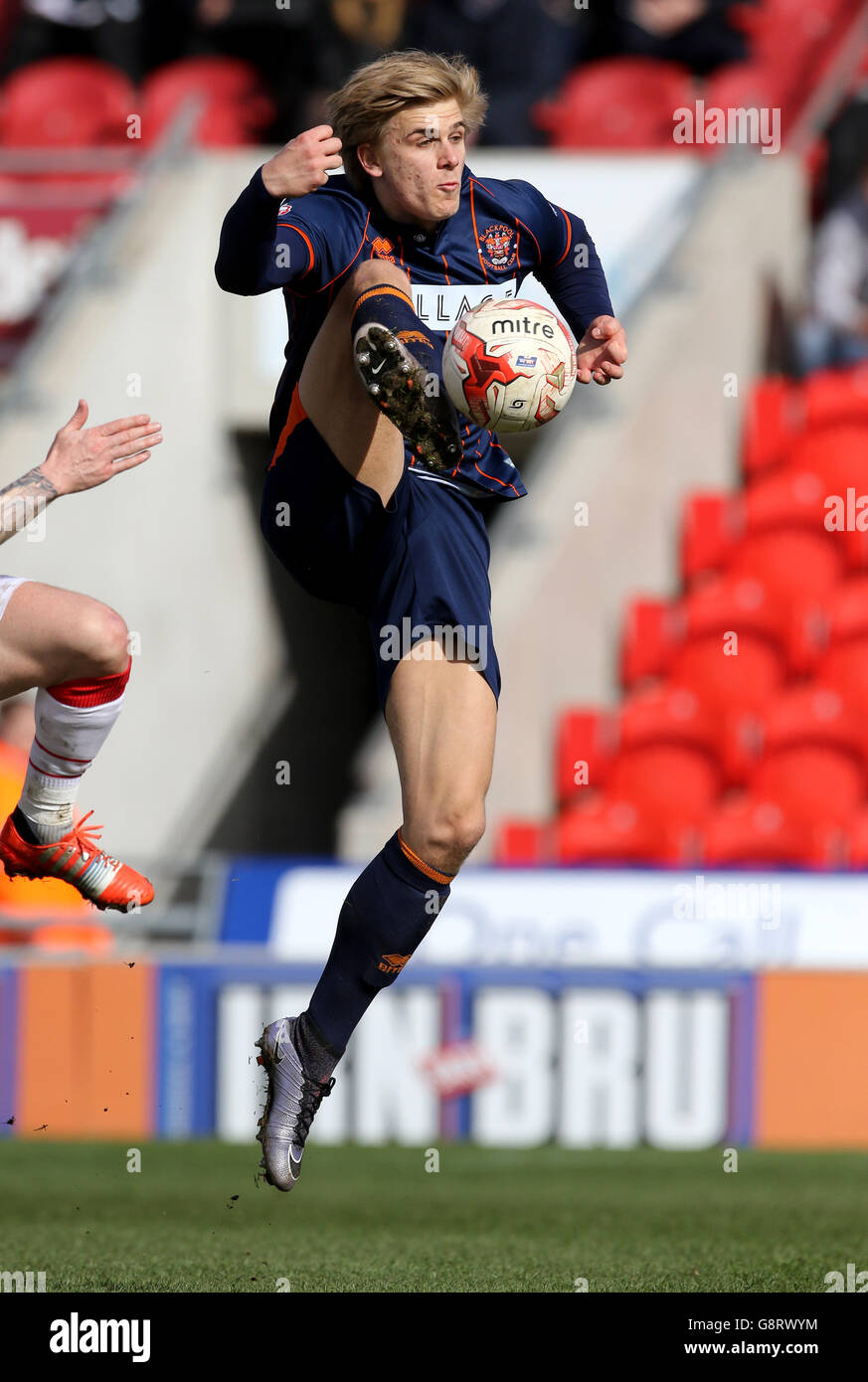 Doncaster Rovers v Blackpool - Sky Bet League One - Keepmoat Stadium. Brad Potts de Blackpool en acción Foto de stock