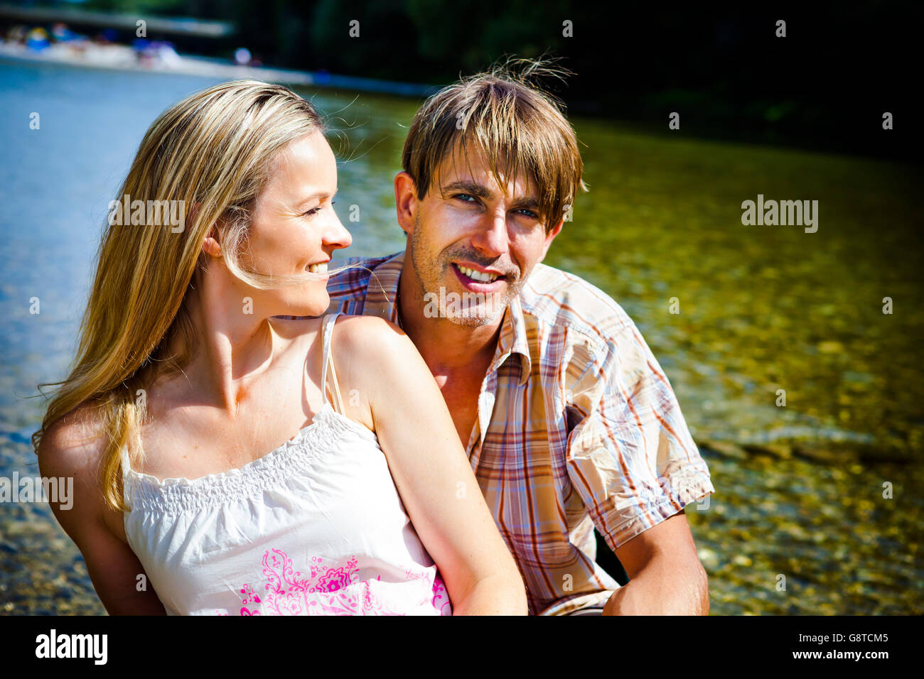 Feliz pareja joven en una canoa, retrato, Baviera, Alemania Foto de stock