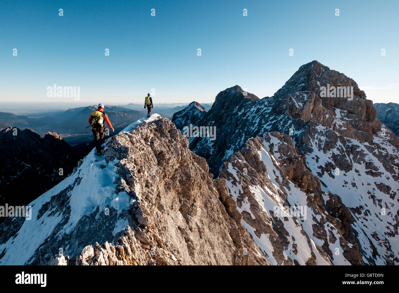 Dos montañeros senderismo en la cordillera Foto de stock