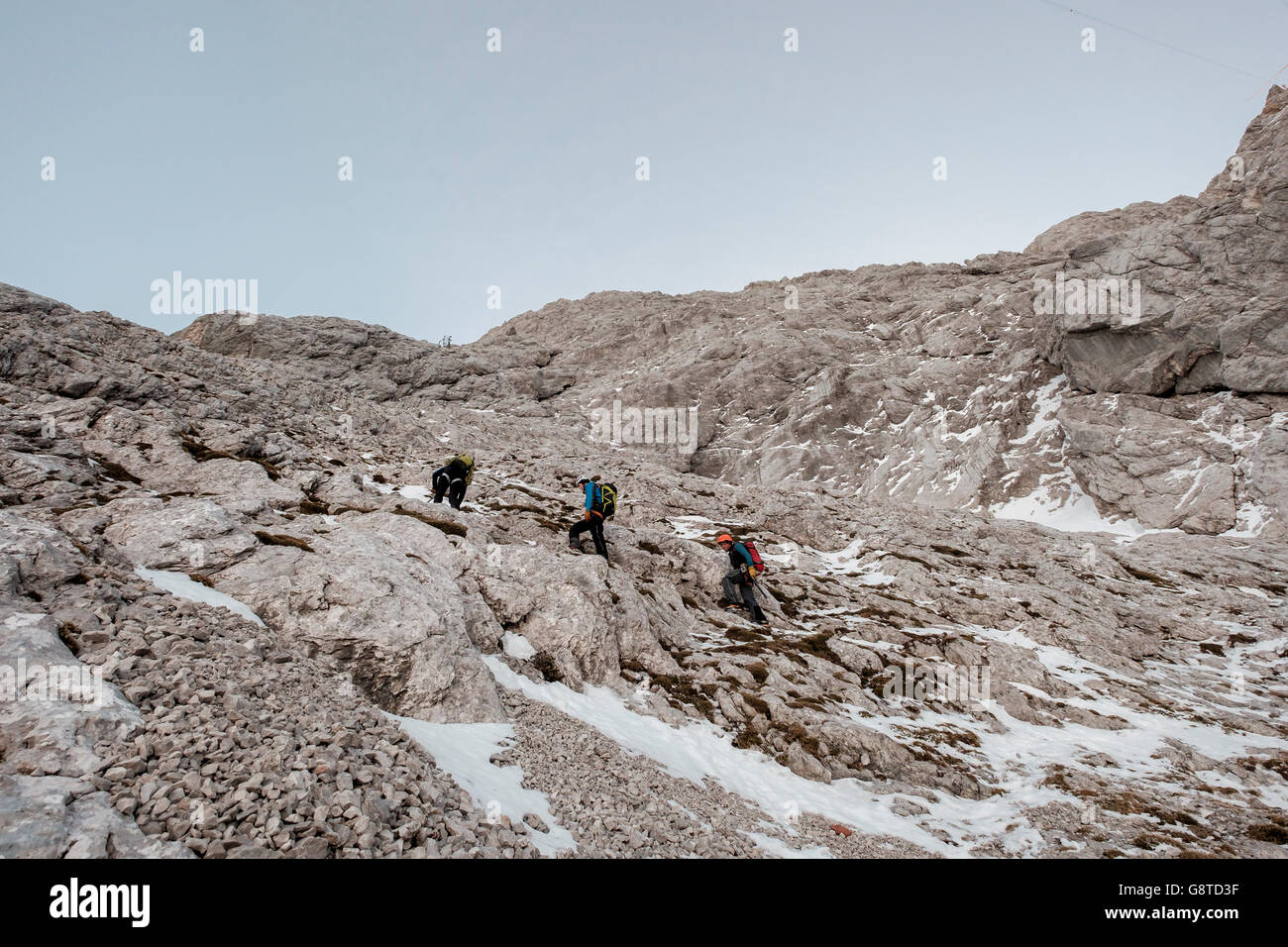 Grupo de montañeros caminatas en senderos en la cordillera Foto de stock
