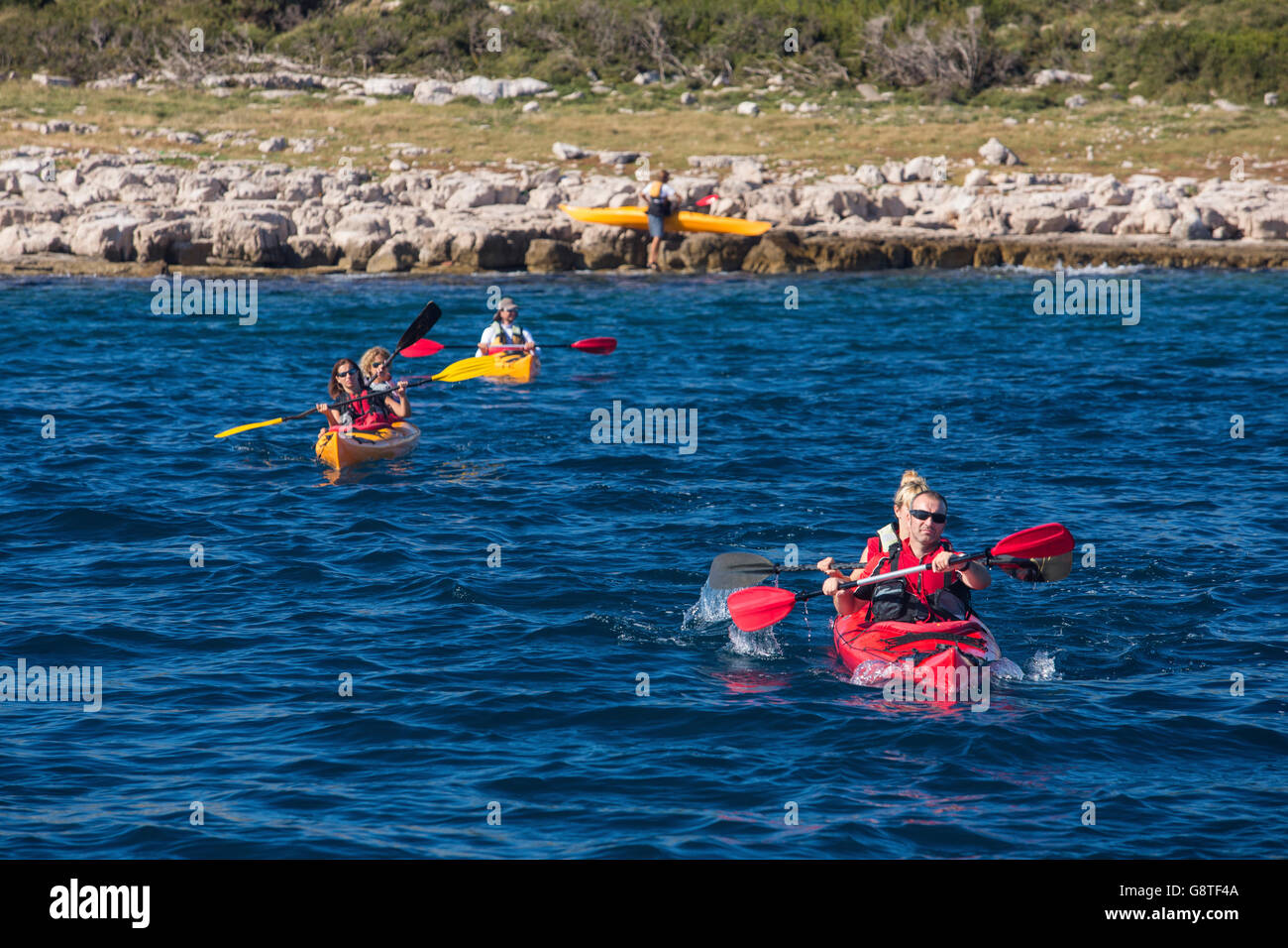 Grupo de personas en kayak en el río Foto de stock