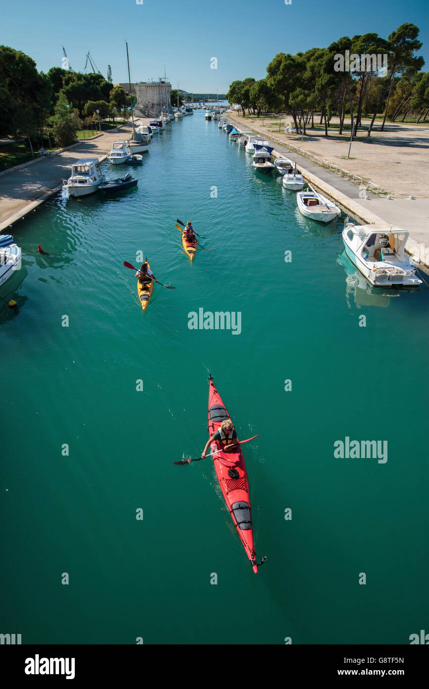 Grupo de personas kayak en canal Foto de stock