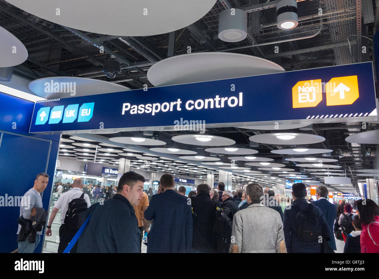 UK Border control de pasaportes en el aeropuerto de Heathrow, Londres, Inglaterra Foto de stock
