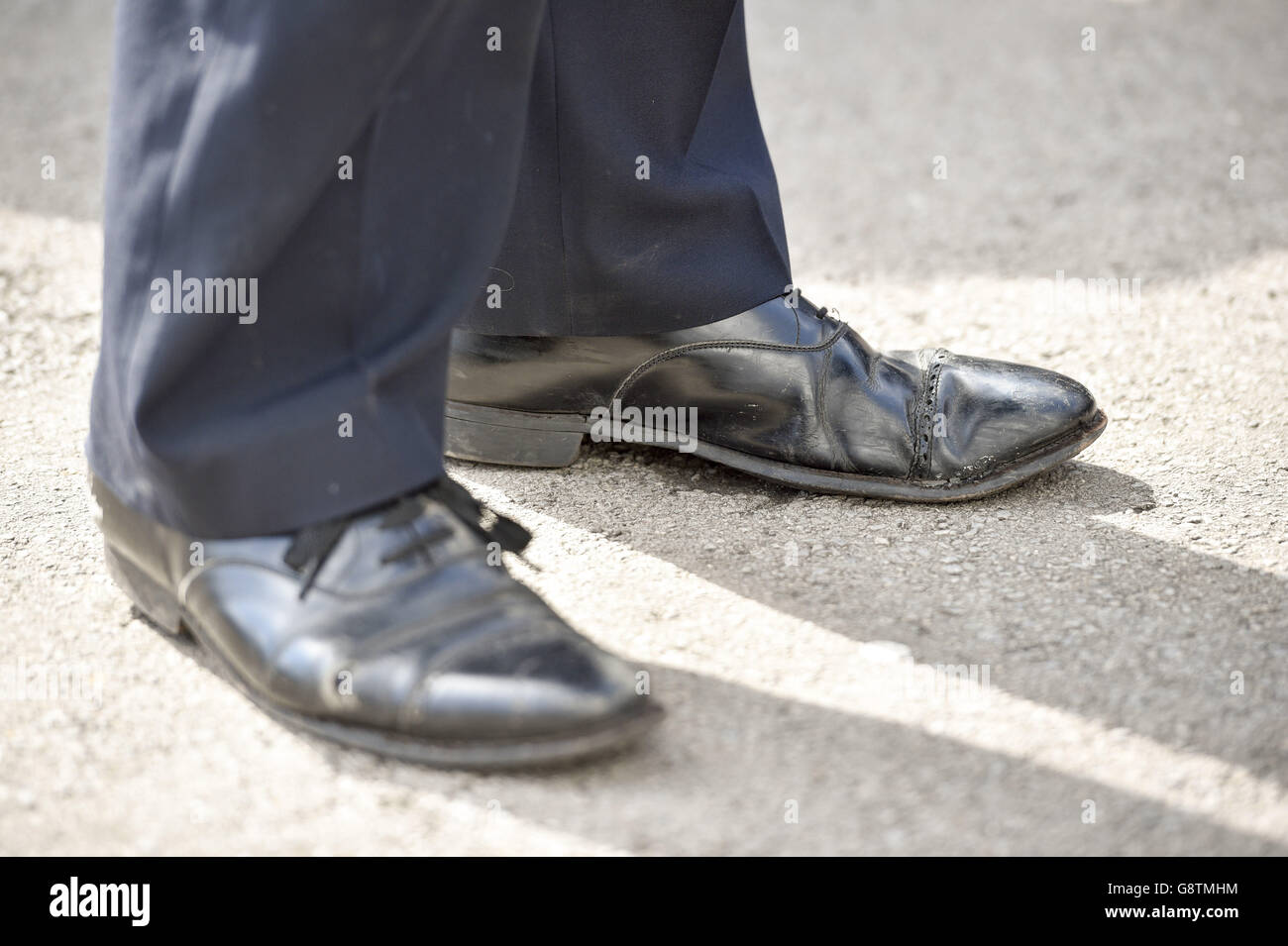 Los zapatos del alcalde de Londres Boris Johnson durante un paseo en  Whitchurch, Cardiff, Gales, antes de las elecciones a la Asamblea de Gales  Fotografía de stock - Alamy