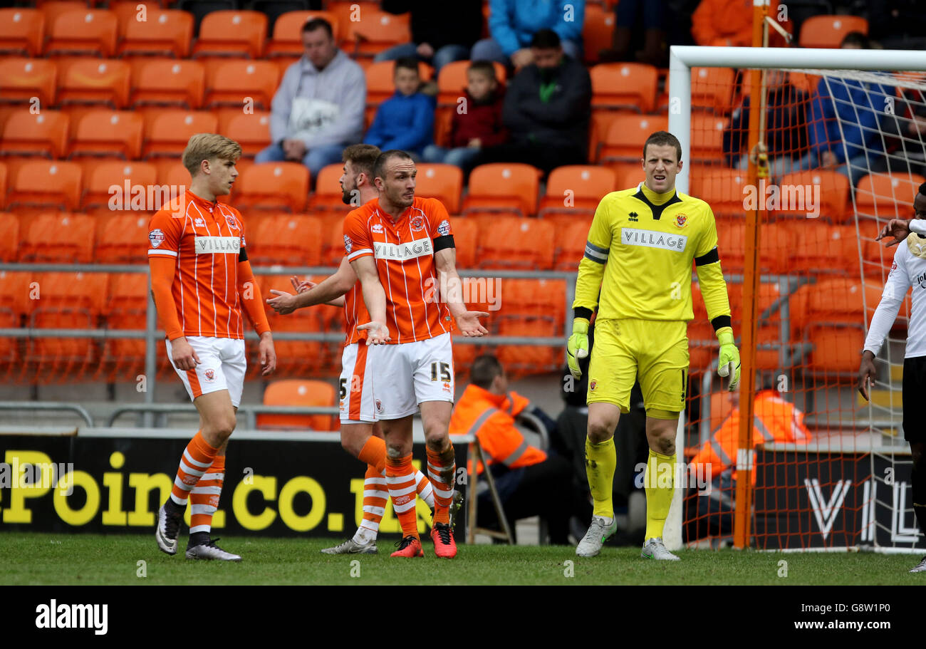Blackpools tom aldred y blackpools colin doyle mirando desconcertado