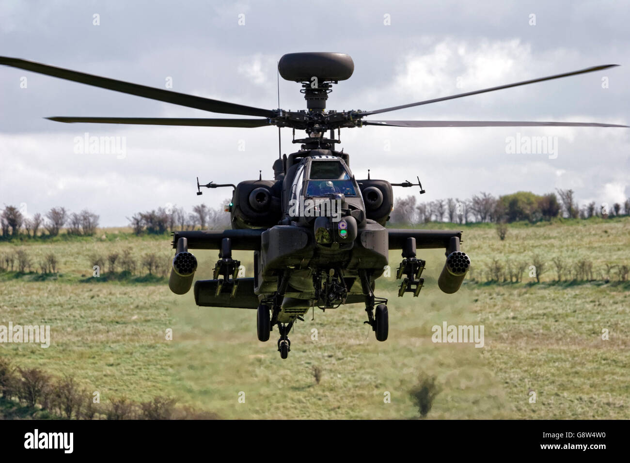 Un cuerpo de aire del Ejército británico AgustaWestland de helicópteros de ataque Apache AH1 sobrevolando la zona de entrenamiento militar de la llanura de Salisbury, Reino Unido. Foto de stock