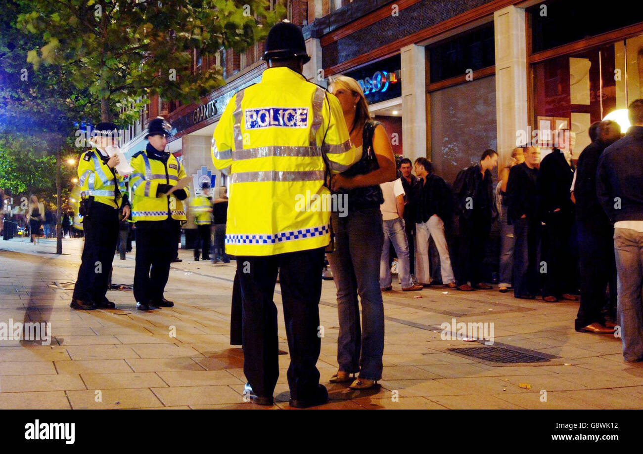 Police interview witnesses fotografías e imágenes de alta resolución - Alamy