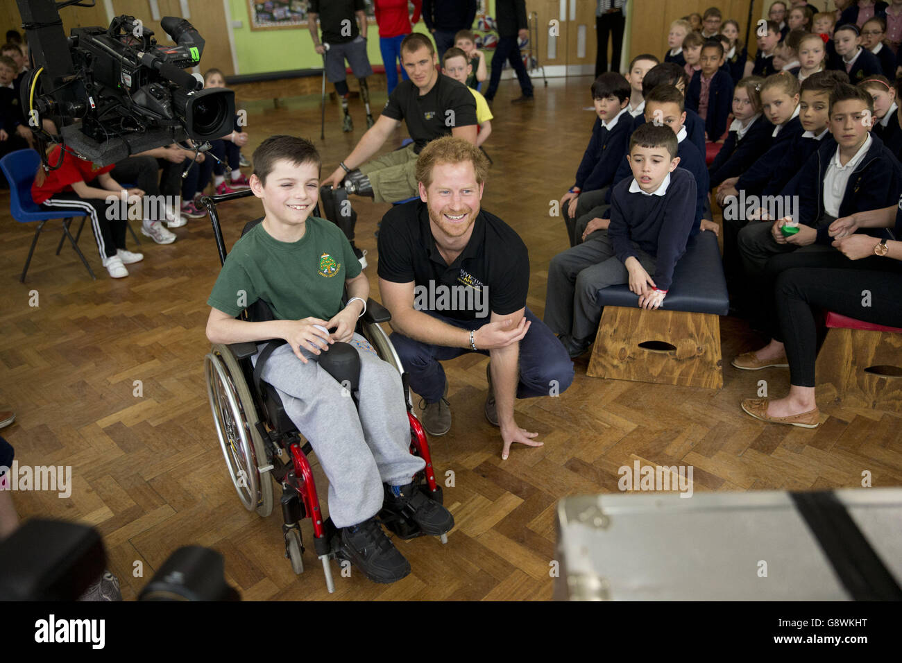 Prince Harry mira un monitor junto a Craig, de 10 años, entre segmentos en la filmación de un episodio del Sky Sports 'Game Changers' programa de televisión dedicado a los Invictus Games en la Escuela Primaria Lambs Lane en Spencers Wood, cerca de Reading. Foto de stock