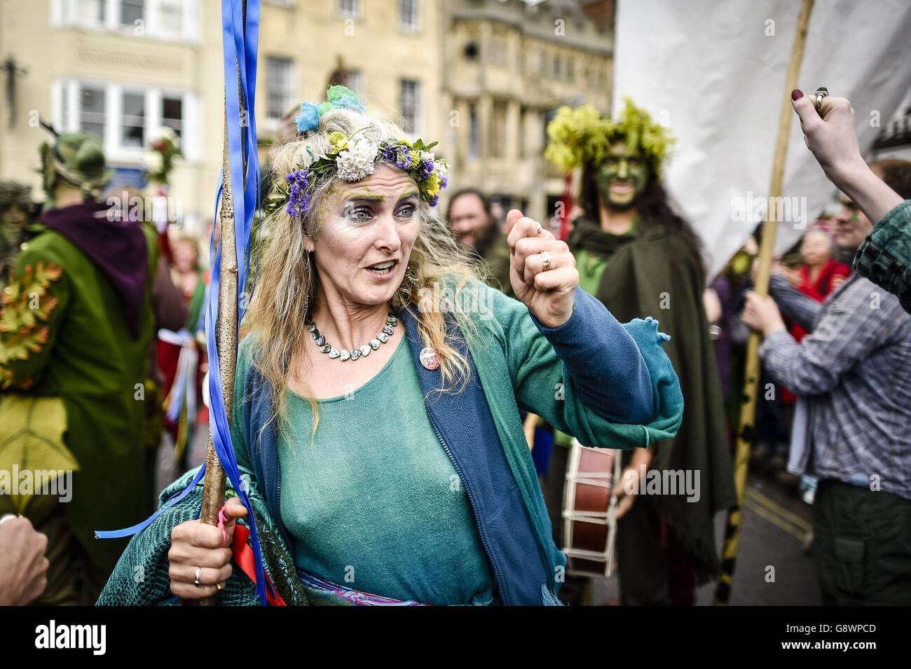 Una mujer reacciona durante las celebraciones de Glastonbury Beltane en