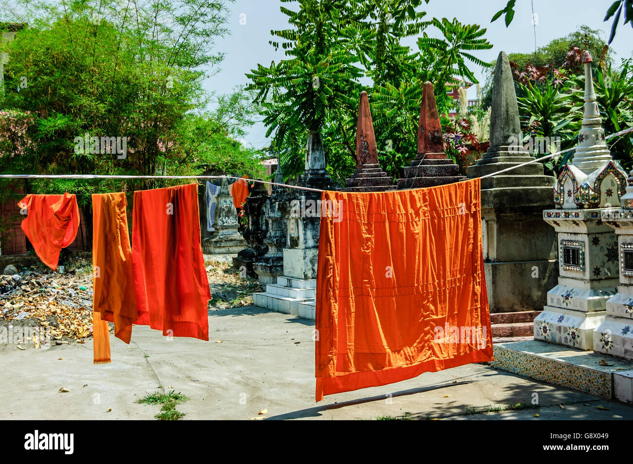 Los monjes budistas' batas colgadas a secar en el templo, en Vientiane, Laos Foto de stock