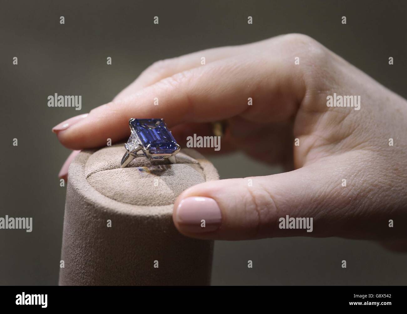 El Oppenheimer Blue, un diamante azul vivo de 14.62 quilates (estimado en  38-45 millones de