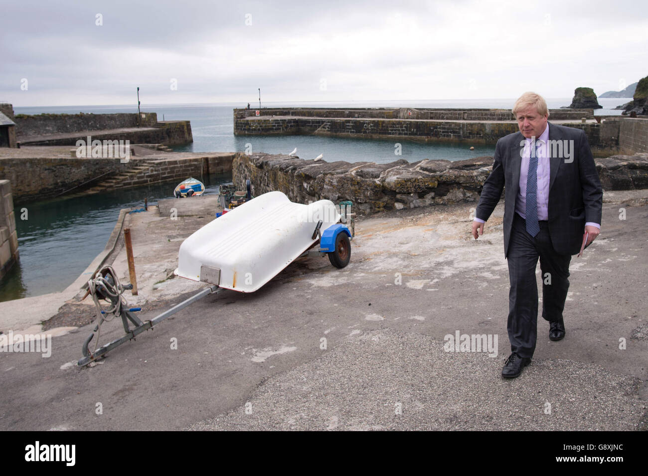 Ex alcalde de Londres Boris Johnson en Charlestown, Cornwall, durante una visita de campaña de baja por voto. Foto de stock