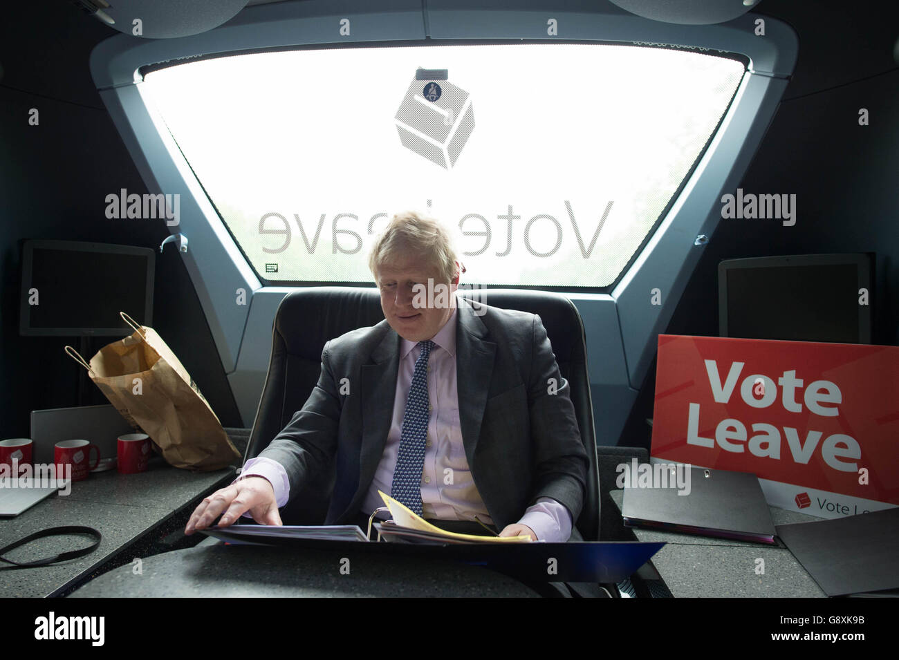El ex alcalde de Londres Boris Johnson viaja en el autobús de campaña Vote Leave en Cornwall. Foto de stock