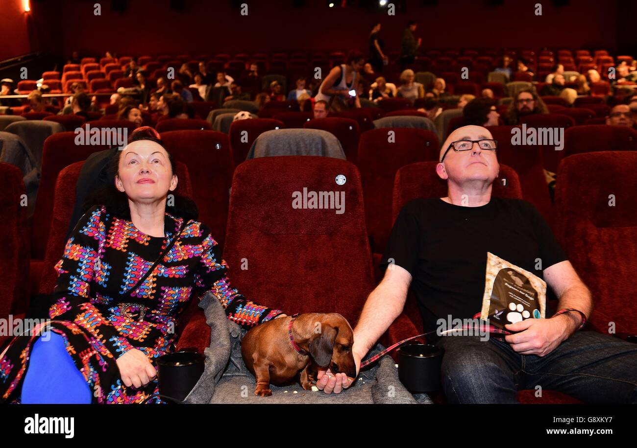 Dawn y Eammon ver la película mientras Ruby el perro come palomitas,  mientras que asisten a una proyección especial de la película de Laurie  Anderson corazón de un perro, en Picturehouse Central