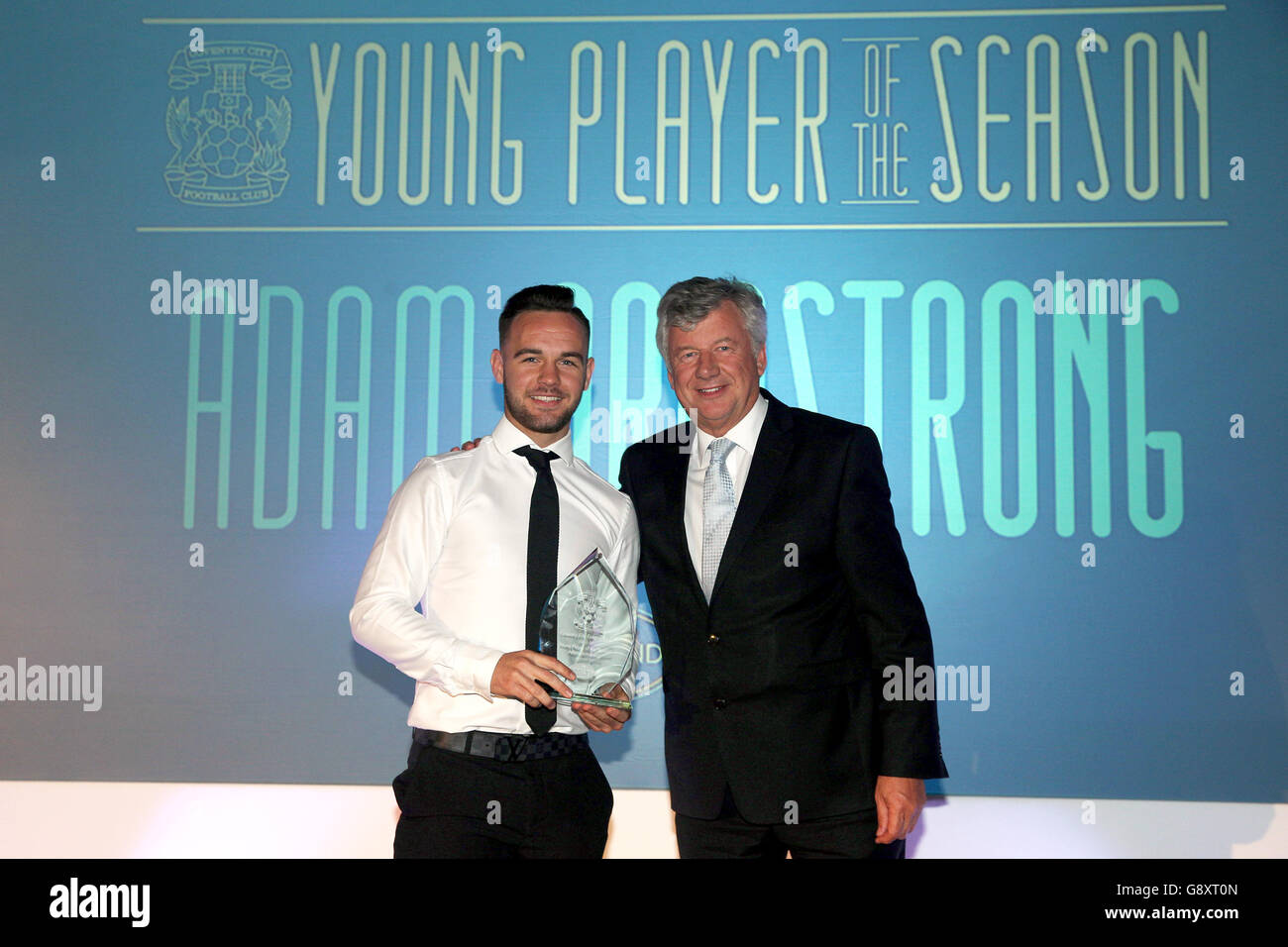 Noche de los Premios de Fin de Temporada de Coventry City. Adam Armstrong de Coventry City recibe el premio de Jugador Joven de la Temporada Foto de stock