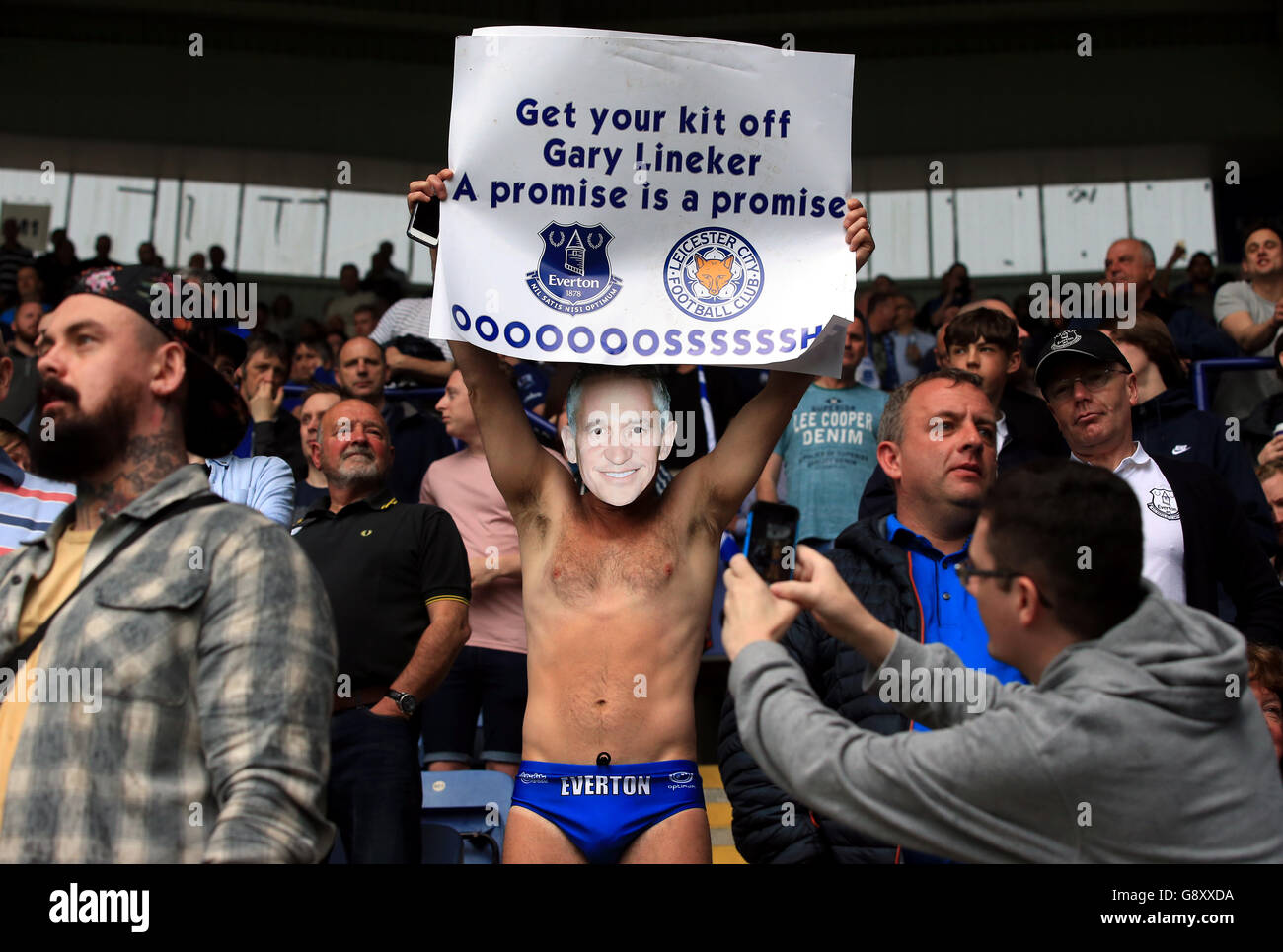 El fan de Everton, Michael Cullen, también conocido como Speedo Mick, tiene  un cartel que dice 'Apaga tu equipación a Gary Lineker, una promesa es una  promesa' antes del partido Barclays Premier
