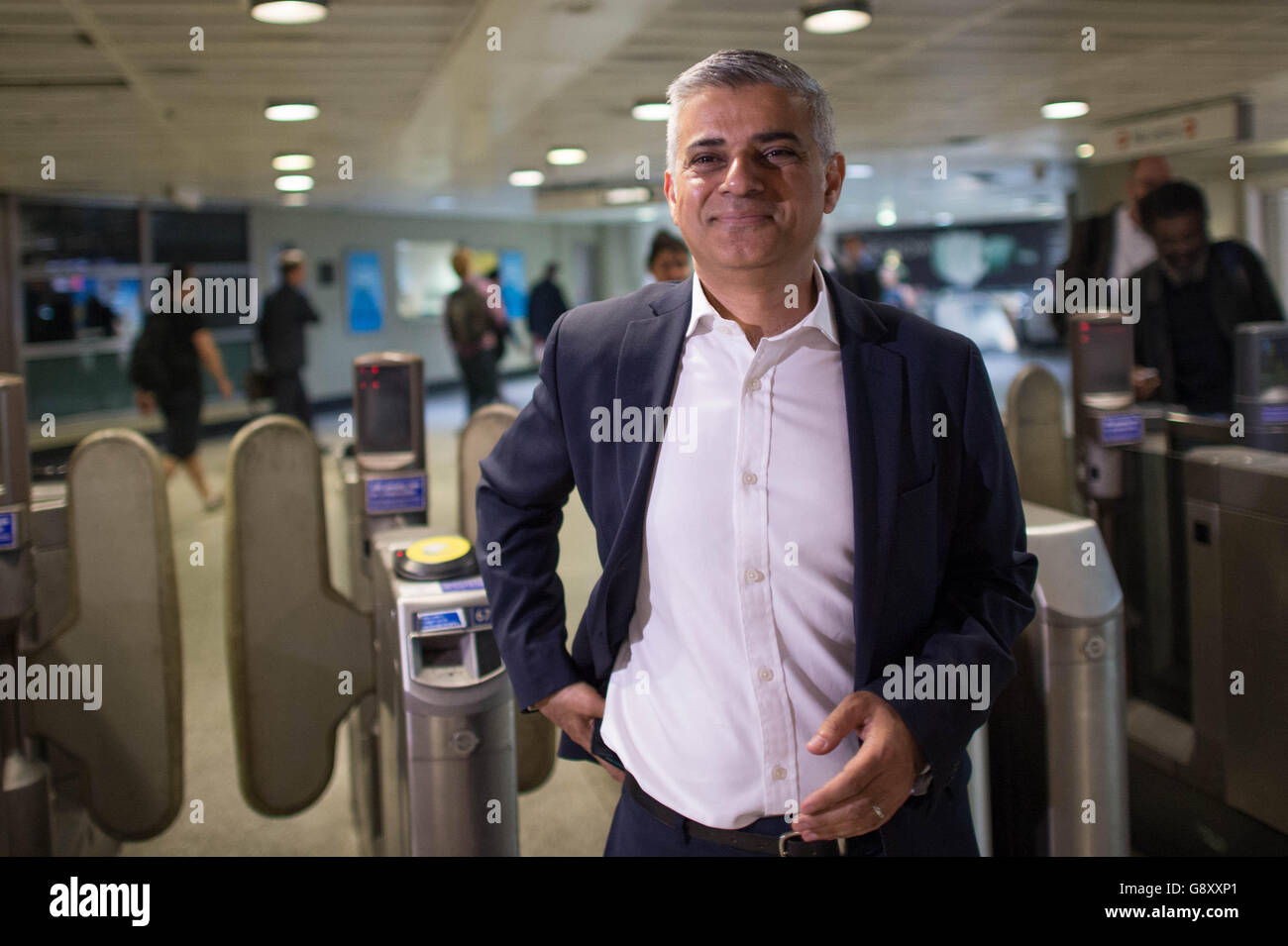 El alcalde de Londres Sadiq Khan hace su camino al Ayuntamiento desde la Estación del Puente de Londres en Londres, en su primer día como alcalde. Foto de stock