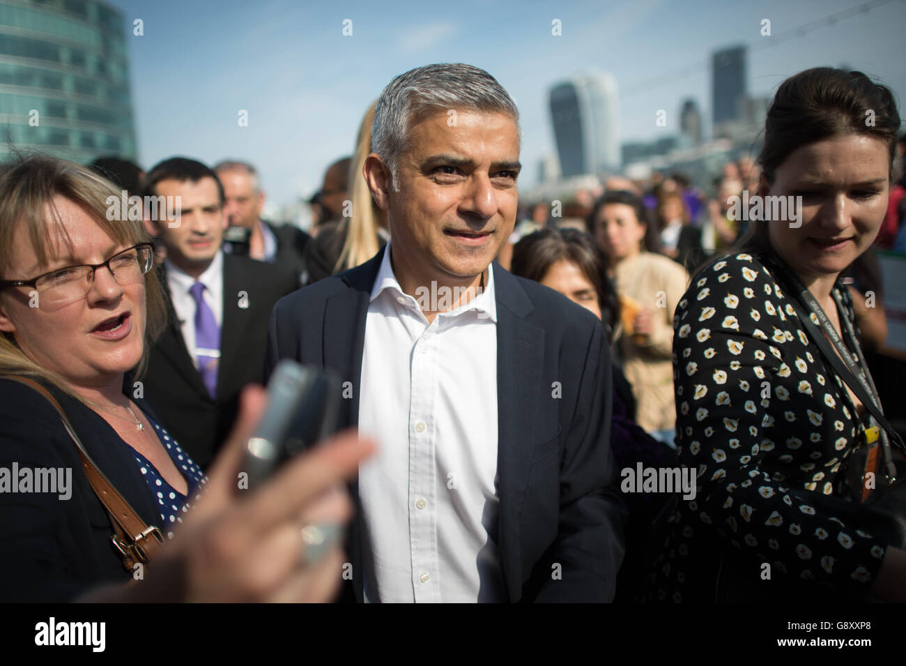 Alcalde de Londres Sadiq Khan llega al Ayuntamiento de Londres, en su primer día como alcalde. Foto de stock