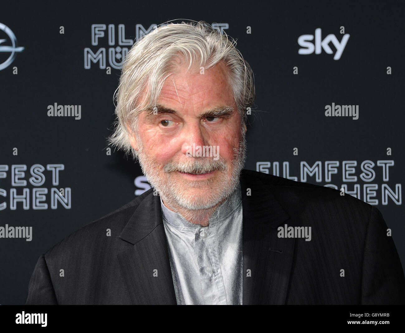 Munich, Alemania. El 28 de junio, 2016. El actor Peter Simonischek llega para la premier de la película 'Die Welt der Wunderlichs' durante el festival Internacional de Cine de Munich en Munich, Alemania, el 28 de junio de 2016. Foto: Ursula Dueren /dpa/Alamy Live News Foto de stock