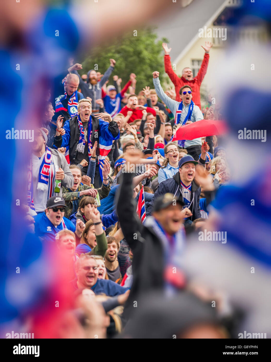 Las multitudes en el centro de Reykjavik viendo Islandia vs Inglaterra en el torneo de fútbol de la UEFA Euro 2016, Reykjavik, Iceland. Islandia ganó 2-1. Junio 27, 2016 Foto de stock