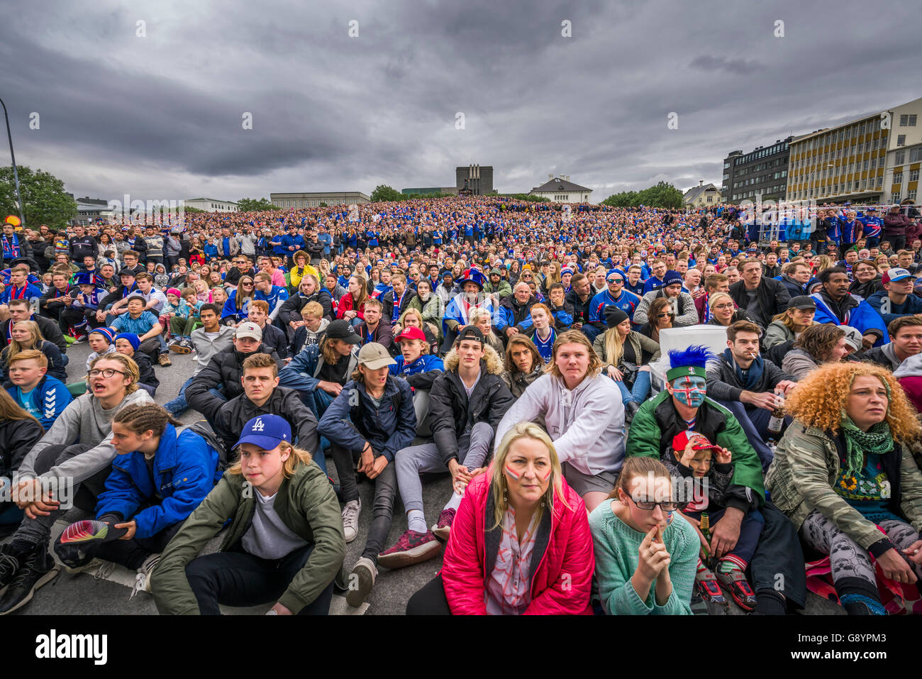 Las multitudes en el centro de Reykjavik viendo Islandia vs Inglaterra en el torneo de fútbol de la UEFA Euro 2016, Reykjavik, Iceland. Islandia ganó 2-1. Junio 27, 2016 Foto de stock