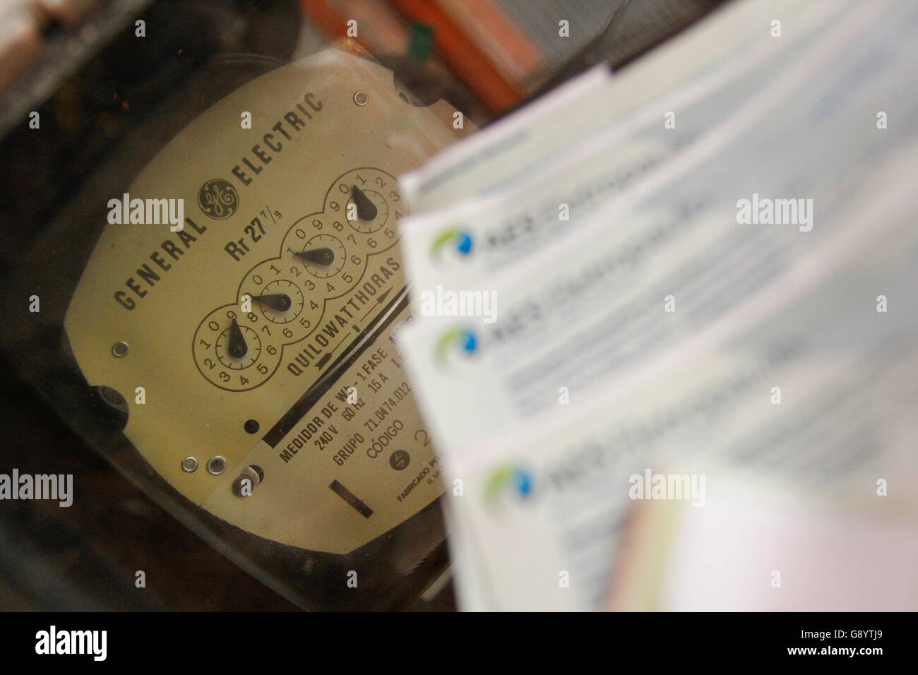 SAO PAULO, Brasil - 06/30/2016: REDUCCIÓN DE LUZ DE CUENTAS - La factura de electricidad se reducirá en la recaudación de los importes a partir del lunes (4) para que los residentes de la capital del estado y 23 de otras ciudades en la región metropolitana. Que beneficiará a 6,9 millones de hogares y empresas atendidas por AES Eletropaulo. La junta de la ANEEL (Agencia reguladora de electricidad brasileña) aprobó en una reunión celebrada el martes (28), una reducción media del 7,3% para los hogares y las empresas. Para las industrias y los grandes consumidores. (Foto: Aloisio Mauricio / FotoArena) Foto de stock