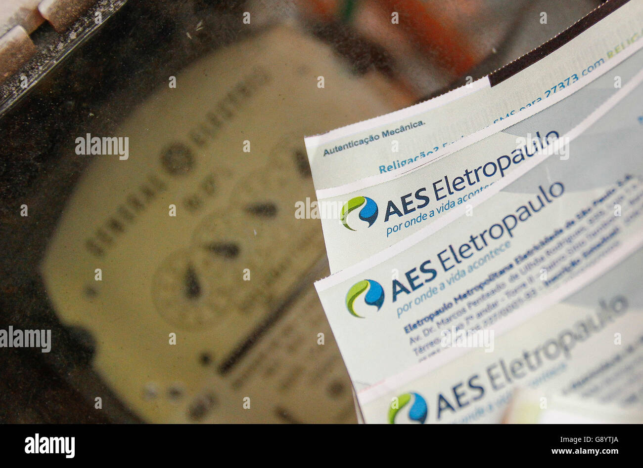 SAO PAULO, Brasil - 06/30/2016: REDUCCIÓN DE LUZ DE CUENTAS - La factura de electricidad se reducirá en la recaudación de los importes a partir del lunes (4) para que los residentes de la capital del estado y 23 de otras ciudades en la región metropolitana. Que beneficiará a 6,9 millones de hogares y empresas atendidas por AES Eletropaulo. La junta de la ANEEL (Agencia reguladora de electricidad brasileña) aprobó en una reunión celebrada el martes (28), una reducción media del 7,3% para los hogares y las empresas. Para las industrias y los grandes consumidores. (Foto: Aloisio Mauricio / FotoArena) Foto de stock