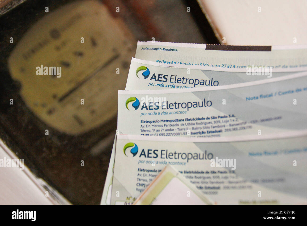 SAO PAULO, Brasil - 06/30/2016: REDUCCIÓN DE LUZ DE CUENTAS - La factura de electricidad se reducirá en la recaudación de los importes a partir del lunes (4) para que los residentes de la capital del estado y 23 de otras ciudades en la región metropolitana. Que beneficiará a 6,9 millones de hogares y empresas atendidas por AES Eletropaulo. La junta de la ANEEL (Agencia reguladora de electricidad brasileña) aprobó en una reunión celebrada el martes (28), una reducción media del 7,3% para los hogares y las empresas. Para las industrias y los grandes consumidores. (Foto: Aloisio Mauricio / FotoArena) Foto de stock