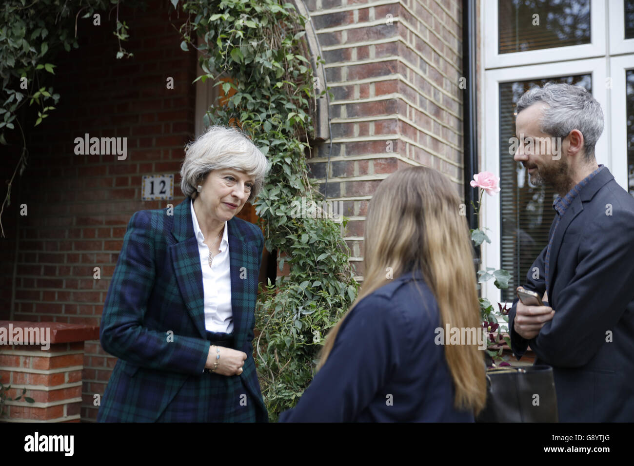 Londres, Reino Unido, 30 de junio de 2016. Teresa puede llega a casa de Hampstead y Kilburn constituyentes para dar una breve charla de crédito: Fantástico conejo/Alamy Live News Foto de stock
