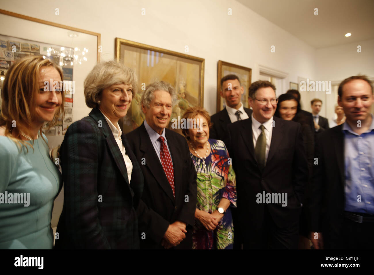 Londres, Reino Unido, 30 de junio de 2016. Teresa Mayo y Hampstead Kilburn asociación conservadora Crédito: Fantástico conejo/Alamy Live News Foto de stock