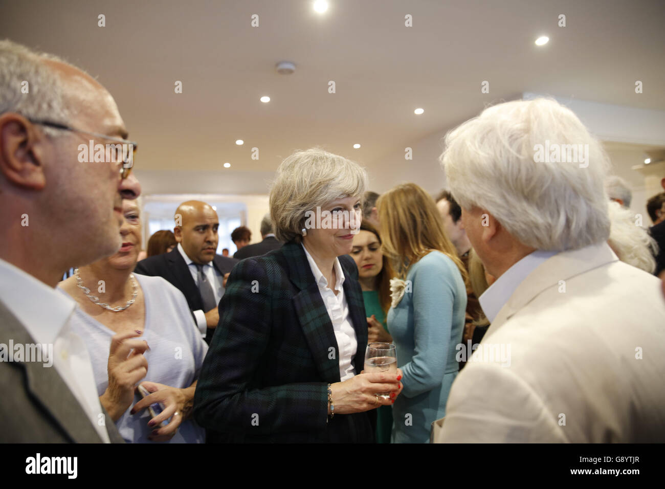 Londres, Reino Unido, 30 de junio de 2016. Teresa Mayo conversaciones con miembros de la Asociación de Conservadores Kilburn y Hampstead Crédito: Fantástico conejo/Alamy Live News Foto de stock