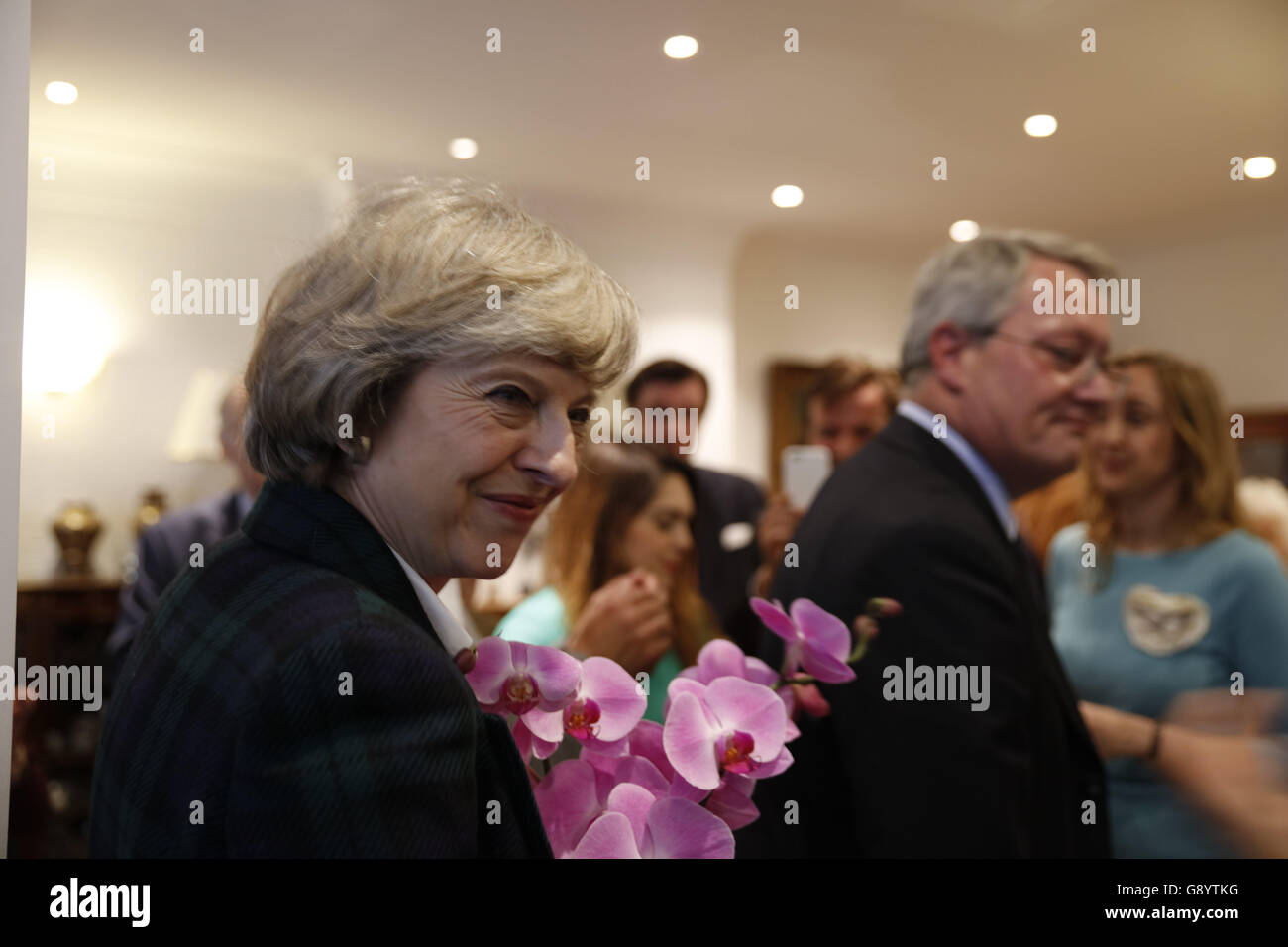 Londres, Reino Unido, 30 de junio de 2016. Teresa puede recibir las flores después de dar una charla sobre el Brexit asuntos locales y a la asociación conservadora Kilburn y Hampstead Crédito: Fantástico conejo/Alamy Live News Foto de stock