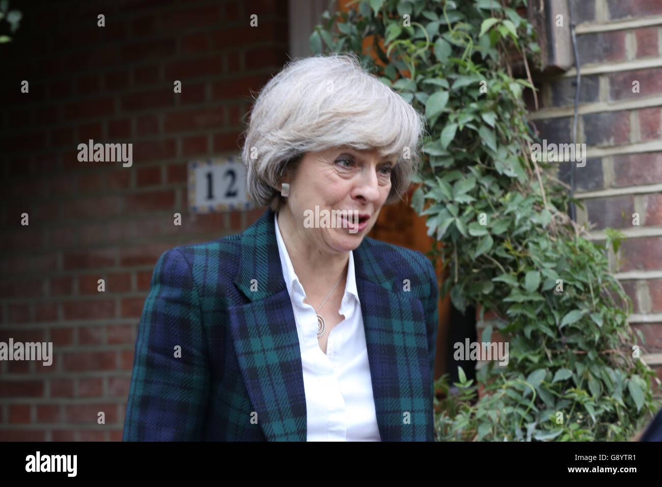Londres, Reino Unido, 30 de junio de 2016. Teresa puede llega a casa de Hampstead y Kilburn constituyentes para dar una breve charla de crédito: Fantástico conejo/Alamy Live News Foto de stock