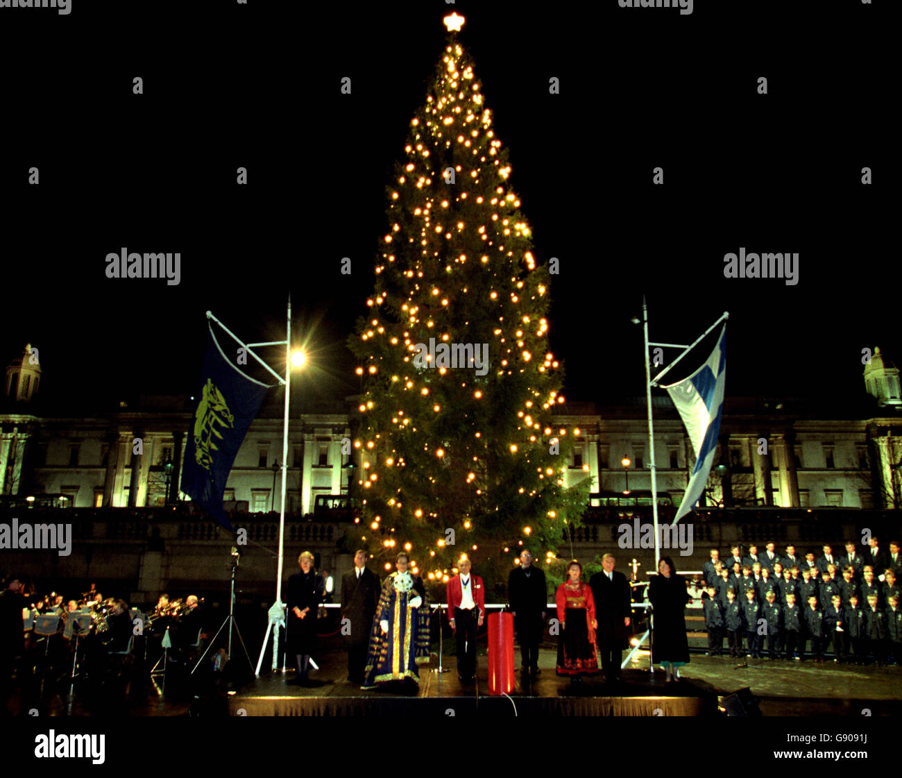 El coro de Solvguttene Boy canta villancicos después de que su Majestad la  Reina Sonja de Noruega (en rojo) encestara las luces del árbol de Navidad  en Trafalgar Square. El árbol noruego